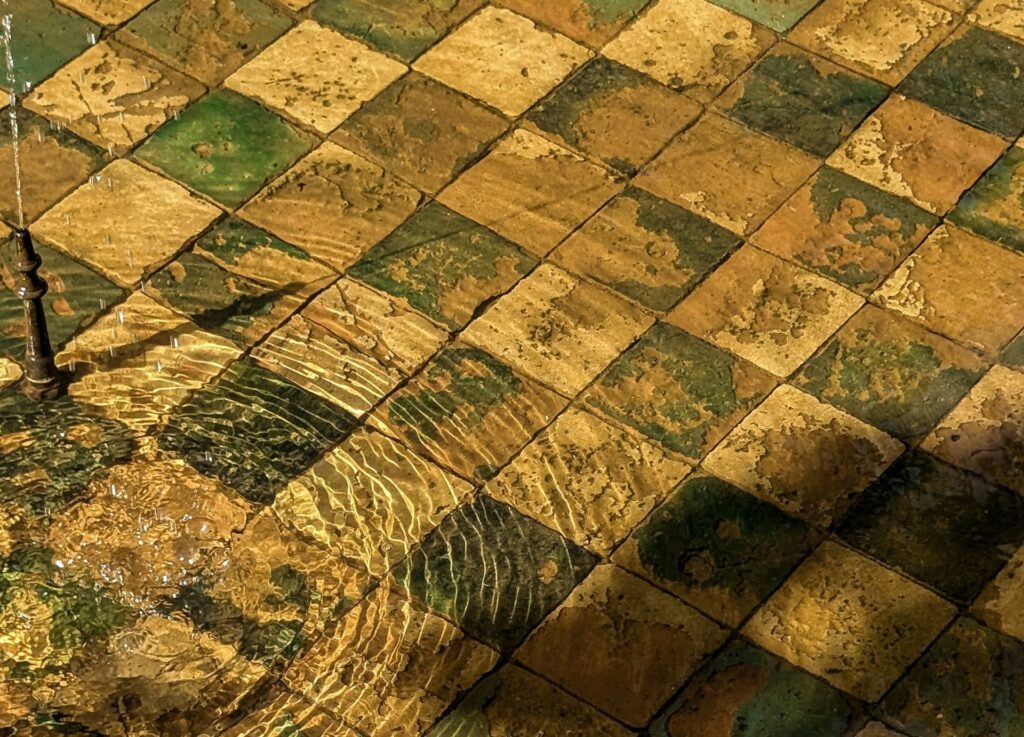 tiled water feature - Photo by Virginie Bécaïs on Unsplash